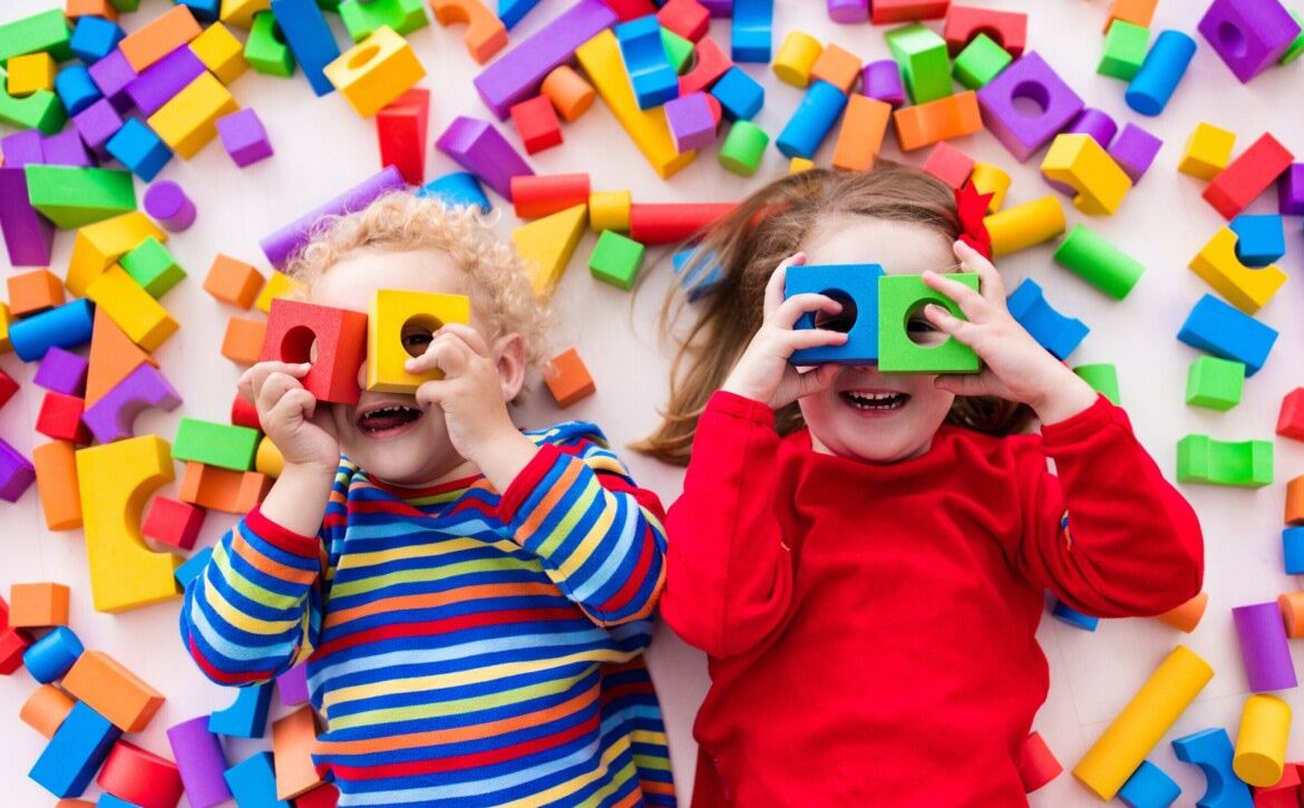 Niños jugando con bloques de colores